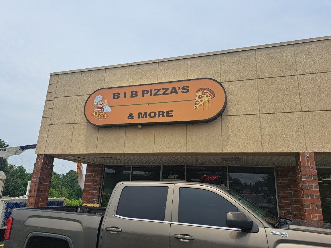 BIB Pizza's & More Logo